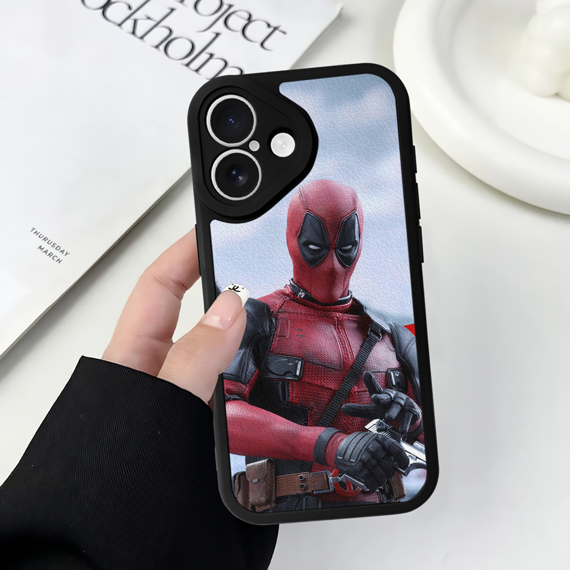 （画像用） Deadpool デッドプール 【iPhone 16シリーズ対応】シリコンスマホケース（レザー調） 材質：シリコン